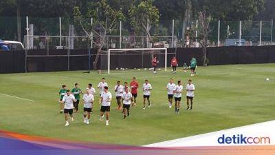 Latihan Timnas Indonesia Lebih Ketat, Tepi Lapangan pun Ditutup Kain