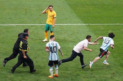 Lionel Messi - Chinese pitch invader detained after hugging Lionel Messi - news24.com - Argentina - Australia - China - Beijing - Indonesia
