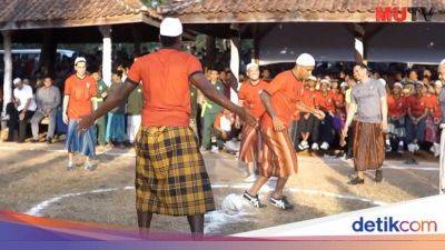 Video: Momen Madura United Main Bola Pakai Sarung