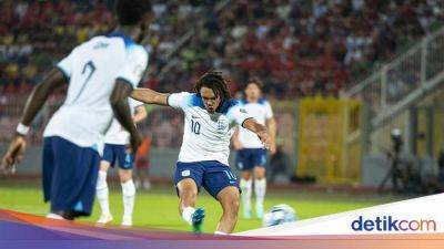 Kieran Trippier - Kyle Walker - Gareth Southgate - Trent Alexander-Arnold - Timnas Inggris - Trent Bikin Tengahnya Tiga Singa Jadi Beda! - sport.detik.com - Jordan - Malta