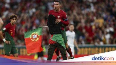 Cristiano Ronaldo - Bruno Fernandes - Bernardo Silva - Siiiuuuuu! Fans Terobos Lapangan dan Angkat Tubuh Ronaldo - sport.detik.com - Portugal -  Lisbon