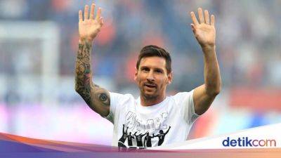 Viral Messi Santai Banget Dirangkul Penggemar di Tempat Umum