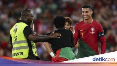 Cristiano Ronaldo - Saat Fans Sampai Bersujud di Kaki Ronaldo - sport.detik.com - Portugal -  Lisbon