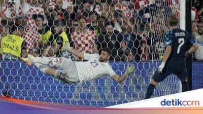 Aksi Heroik Unai Simon Gagalkan 2 Penalti Kroasia