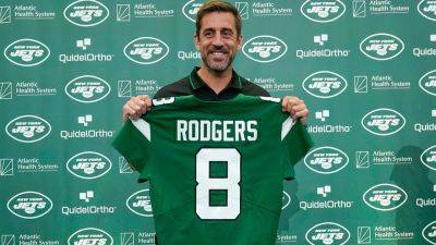 Aaron Rodgers - Joe Rogan - Seth Wenig - Aaron Rodgers wants to see RFK debate Peter Hotez, says presidential candidate 'would mop this bum' - foxnews.com - Usa - New York -  New York - state New Jersey -  Houston - county Park