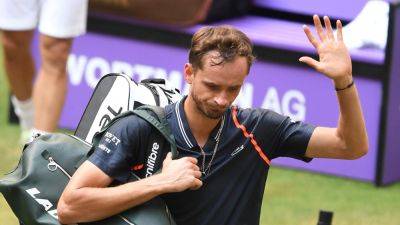 Halle Open: Roberto Bautista Agut stuns Daniil Medvedev to reach semi-final, Jannik Sinner pulls out with leg injury