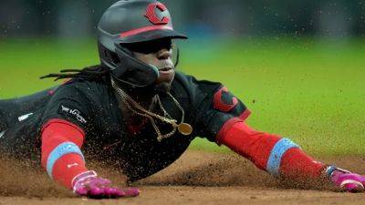 De La Cruz hits for cycle, Votto swats 2 home runs in Reds' 12th straight victory