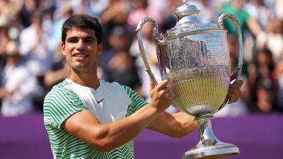 Carlos Alcaraz outclasses Alex de Minaur to win Queen’s title and claim No. 1 ranking ahead of Wimbledon
