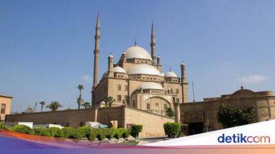 Liburan ke Mesir, Pep Guardiola Kagumi Masjid Ini