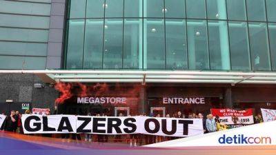 Protes Penjualan Klub Mandek, Fans MU Blokade Toko Merchandise - sport.detik.com - Manchester - Qatar