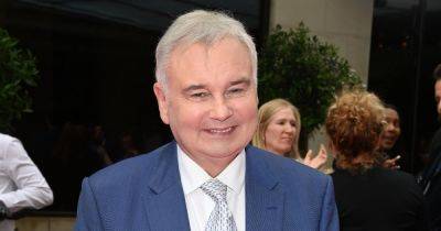 'Struggling' Eamonn Holmes fans laugh at 'all the haters' as he poses with golden award after apology - manchestereveningnews.co.uk