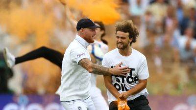 David Warner - Jonny Bairstow - Protesters halt second Ashes test - channelnewsasia.com - Australia