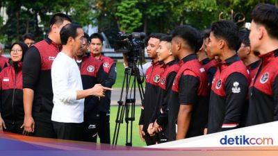 Presiden Jokowi Bagikan Bonus Atlet SEA Games, Minta Jangan Dihamburkan