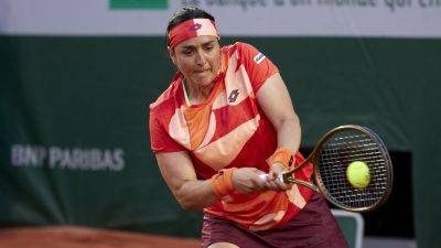 Ons Jabeur marches into quarter-finals of French Open with straight-sets win against Bernarda Pera