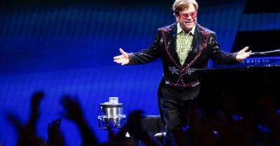 Elton John - Elton John greets Manchester City’s FA Cup winners at airport - breakingnews.ie - Manchester -  Man