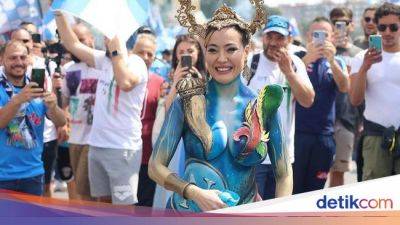 Ikut Pesta Juara Napoli, Model Ini Hanya 'Pakai' Body Painting - sport.detik.com