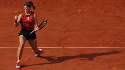 Muchova defeats Belarus' Sabalenka to reach French Open final in epic comeback - france24.com - Russia - France - Ukraine - Australia - Belarus - Czech Republic -  Paris