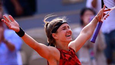French Open: Karolina Muchova 'only player who has such finesse' says Chris Evert after Czech reaches final