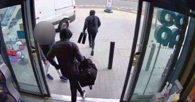 Terrifying moment £260k armed robbery gang caught leaving with huge haul of cash - manchestereveningnews.co.uk