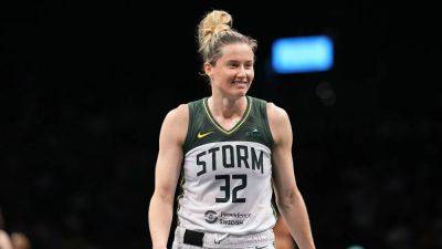WNBA player Sami Whitcomb loses gum after nailing three-pointer, picks it up and hits another