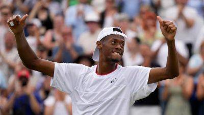 Chris Eubanks upsets Stefanos Tsitsipas in five sets to move on to Wimbledon quarterfinals
