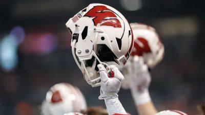 Top football recruit announces Wisconsin commitment in creative way - foxnews.com - Washington - state Arizona - state Wisconsin - state Hawaii - state Oklahoma - county Barry