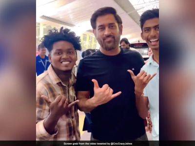 Sachin Tendulkar - Watch: MS Dhoni Accepts Fan's Request For Special Gesture. Internet Impressed - sports.ndtv.com - India