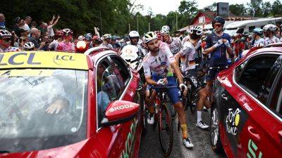 Tadej Pogacar - Romain Bardet - Jonas Vingegaard - Tour de France crash: Stage neutralised after ‘extraordinarily nasty moment’ involving almost all teams - eurosport.com - Britain - France - Uae