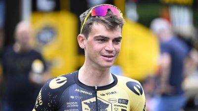 Tadej Pogacar - Sepp Kuss - Jonas Vingegaard - Selfie-taking fan causes crash at Tour de France - rte.ie - France - Slovenia