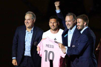 Lionel Messi - Tom Brady - David Beckham - Stephen Curry - Inter Miami - Lionel Messi: Thousands of Inter Miami fans defy heavy rain to welcome new face of MLS - thenationalnews.com - Qatar - Spain - Argentina - county Lauderdale