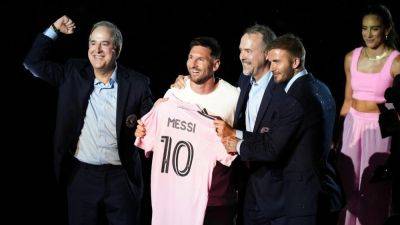 Lionel Messi - David Beckham - Jorge Más - Messi hailed as ‘America’s number 10’ at rapturous Inter Miami unveiling - france24.com - Spain - Usa - Argentina - county Miami - Los Angeles