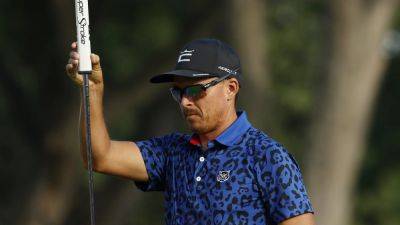 Late flurry sees Rickie Fowler rocket to the top in Detroit
