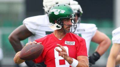 Aaron Rodgers starts 'different' Jets training camp with patient approach - ESPN