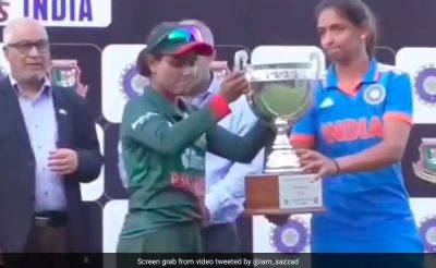Harmanpreet Kaur - Smriti Mandhana - Did Harmanpreet Kaur Disrespect Bangladesh Captain By Calling Umpires For Photoshoot? Smriti Mandhana Responds - sports.ndtv.com - India - Bangladesh