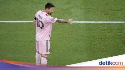 Lionel Messi - David Beckham - Inter Miami - Cruz Azul - Gaya Messi Selebrasi ke Beckham, Kasih Trofi - sport.detik.com