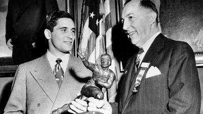 Star - Johnny Lujack, Notre Dame football legend, dead at 98 - foxnews.com - Usa - Ireland - New York