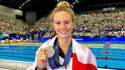 Summer Macintosh - Summer McIntosh wins gold, repeats as world champ in 200m butterfly - cbc.ca - Usa - Australia - Canada - Japan - county Smith