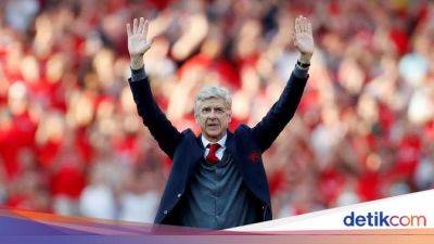 Mikel Arteta - Arsene Wenger - Liga Inggris - Arsenal Resmikan Patung Arsene Wenger Angkat Trofi Invincibles - sport.detik.com