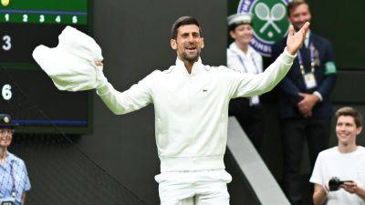 Roger Federer - Pedro Cachin - Novak Djokovic helps dry damp court after lengthy delay to first-round Wimbledon match against Pedro Cachin - eurosport.com