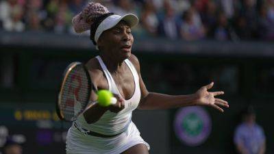 Venus Williams returns after fall but loses at Wimbledon - ESPN