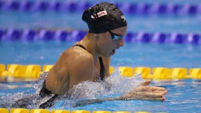 Defending champ Summer McIntosh cruises into 400m individual medley final at aquatics worlds