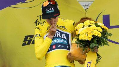 Tadej Pogacar - Adam Yates - Julian Alaphilippe - Jonas Vingegaard - Former Giro champion Hindley claims yellow jersey on Tour mountain stage - euronews.com - France - Australia