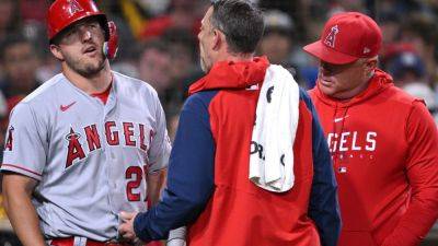 Angels' Mike Trout exits with wrist injury, awaits test results - ESPN