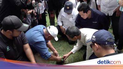 Erick Thohir - Momen PSSI-Menteri Basuki Cek Rumput JIS - sport.detik.com