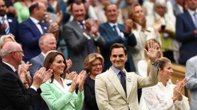 Without racket, Federer wows Centre Court