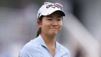 Rising golf star Rose Zhang inadvertently nails sweet trick shot preparing for major