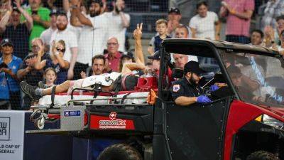 Errant throw injures cameraman at Orioles-Yankees game - ESPN