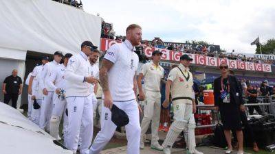England win toss and opt to bowl as boos greets Australia