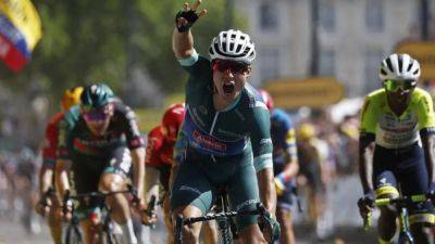 Philipsen denies Cavendish to claim Tour de France hat trick