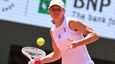 Iga Swiatek Holds Off Karolina Muchova To Reach Quarters At Rainy Montreal Open